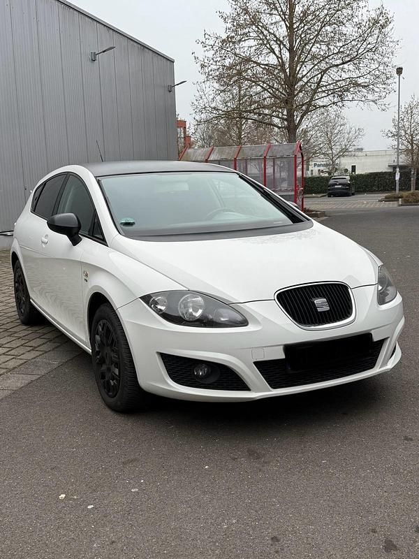 Weiß Gebraucht 2010 Seat Leon Style Limousine | 3.499 € (Fairer Preis) - Bild 1/4