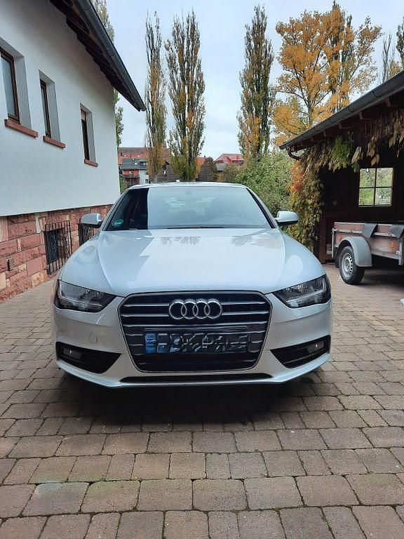 Silber Gebraucht 2013 Audi A4 Ambiente Limousine | 6.900 € (Superpreis) - Bild 1/4
