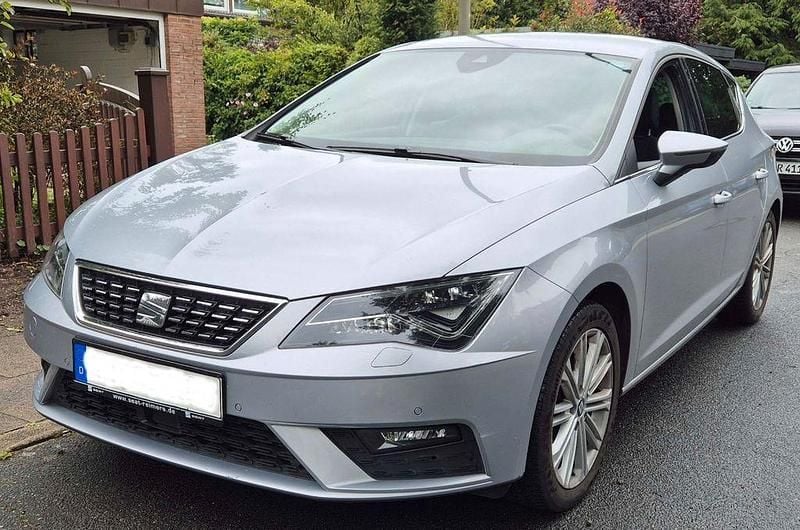 Silber Gebraucht 2017 Seat Leon XCELLENCE Limousine | 11.000 € (Guter Preis) - Bild 1/4