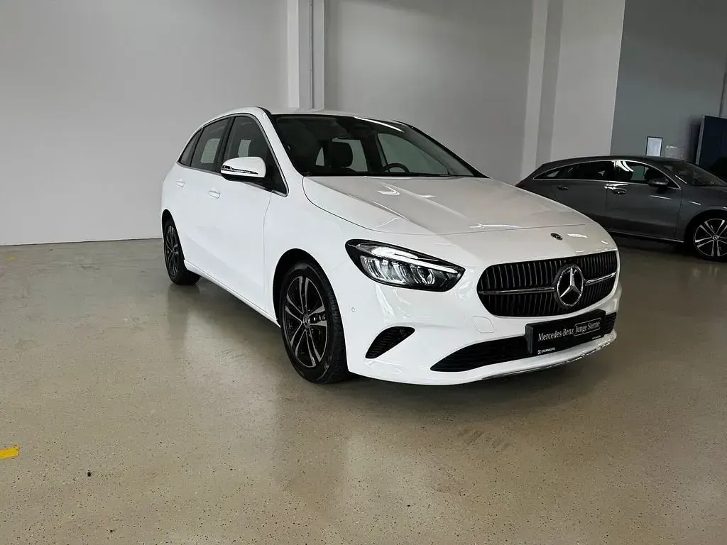 Gebraucht Mercedes B180 136 PS (100 kW) 2025 Unilack polarweiß Kleinwagen