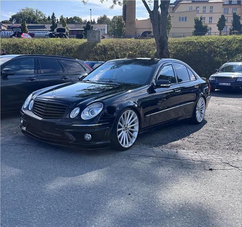 Schwarz Gebraucht 2007 Mercedes E200 Avantgarde Limousine | 6.300 € - Bild 1/4