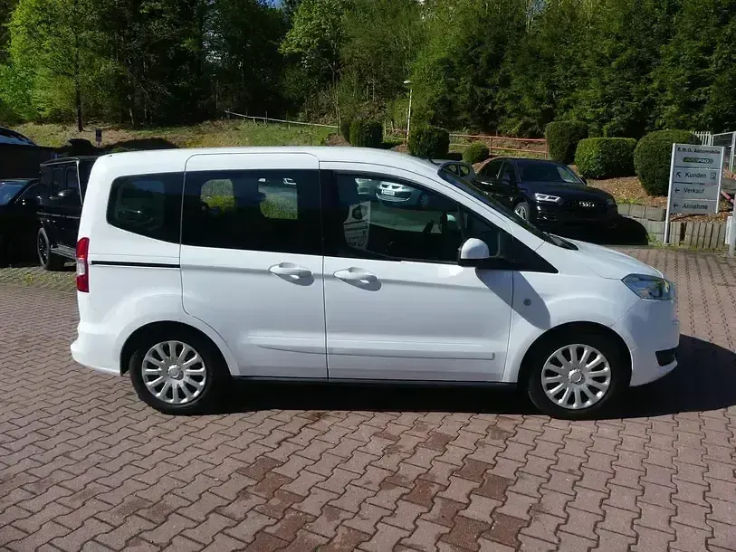 Gebraucht Ford Tourneo Courier 101 PS (74 kW) 2015 Weiß Van / Kleinbus
