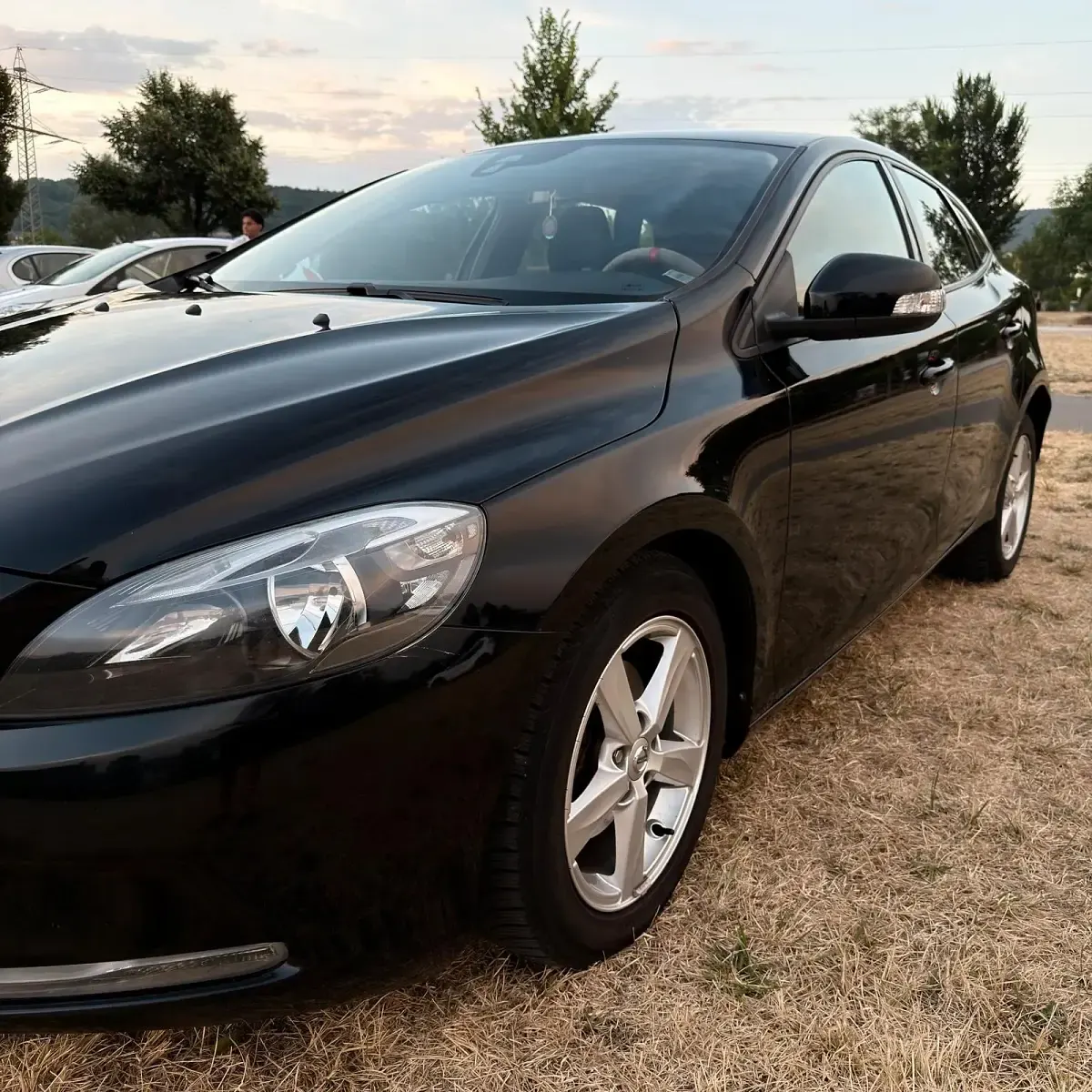 Gebraucht Volvo V40 Kinetic 120 PS (88 kW) 2014 Schwarz Kleinwagen