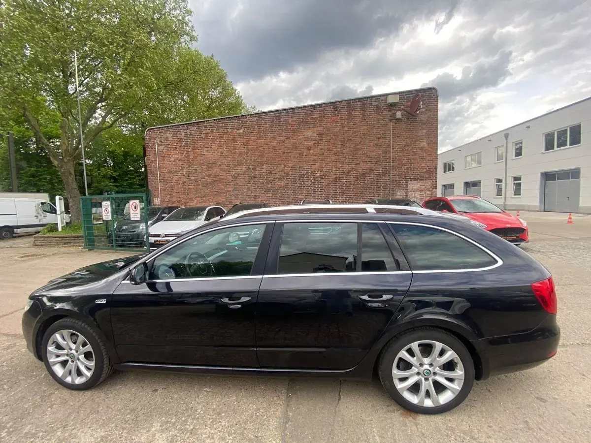 Gebraucht Skoda Superb Family 140 PS (102 kW) 2012 Schwarz Kombi