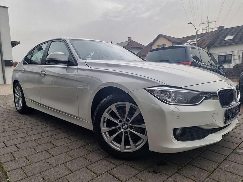 Weiß Gebraucht 2013 BMW 320 Sport Line Limousine | 11.700 € (Fairer Preis) - Bild 1/4