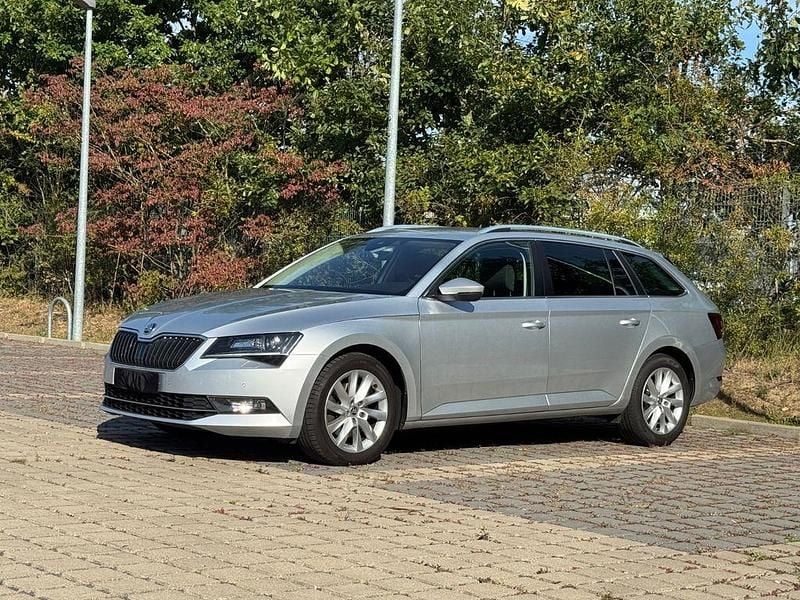 Silber Gebraucht 2018 Skoda Superb SportLine Kombi | 15.999 € (Fairer Preis) - Bild 1/4
