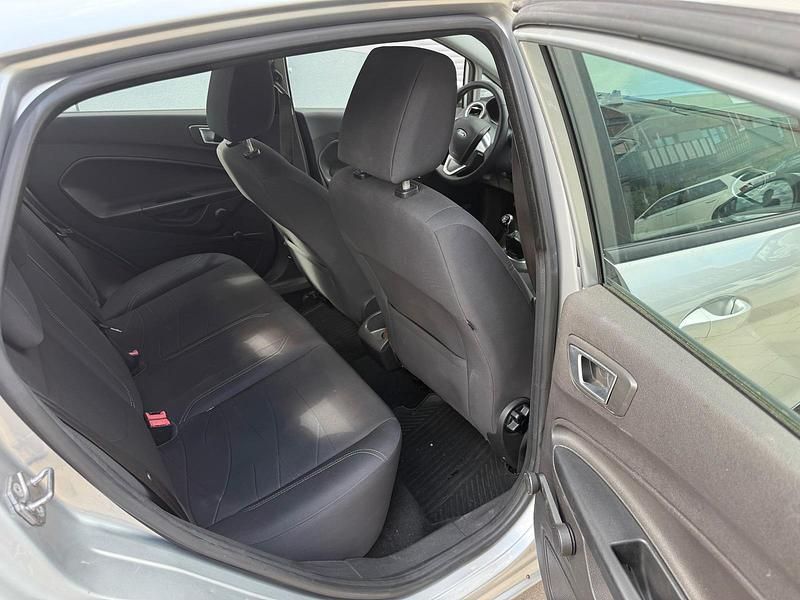 Gebraucht Ford Fiesta SYNC Edition 95 PS (69 kW) 2015 Silber Limousine