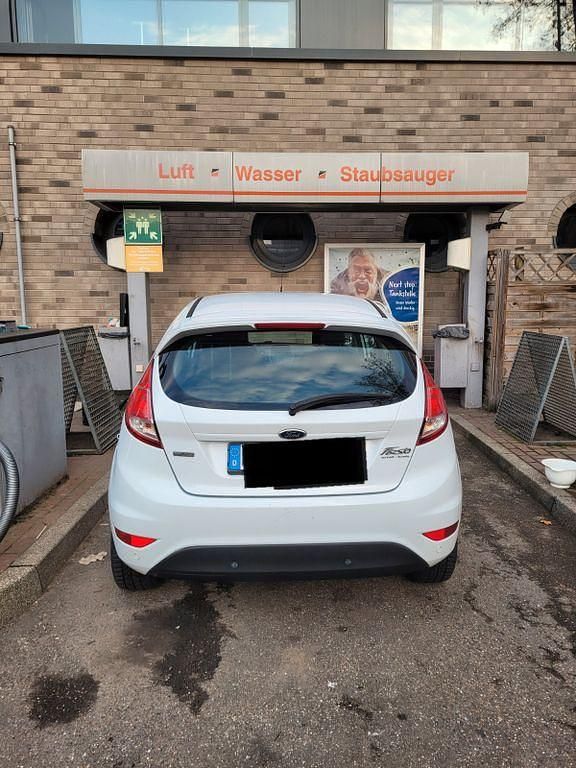 Gebraucht Ford Fiesta Trend 101 PS (74 kW) 2012 Weiß Kleinwagen