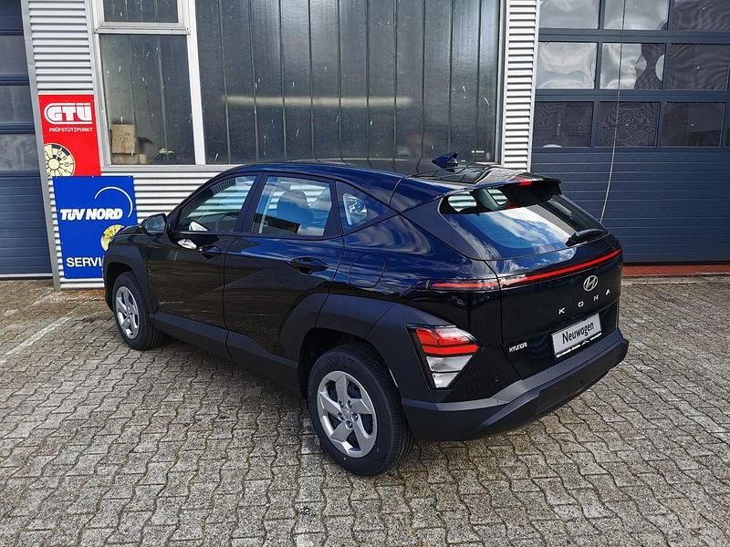 Neu Hyundai Kona Select 101 PS (74 kW) 2025 Schwarz SUV
