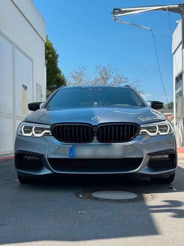 Silber Gebraucht 2019 BMW 530 M Sport Kombi | 27.850 € (Teuer) - Bild 1/4