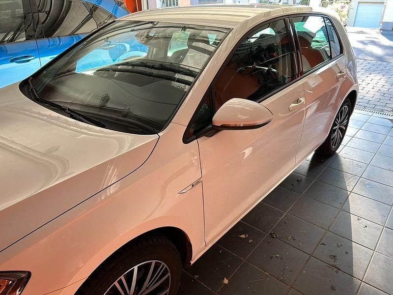 Weiß Gebraucht 2020 VW e-Golf Kleinwagen | 15.000 € (Guter Preis) - Bild 1/4