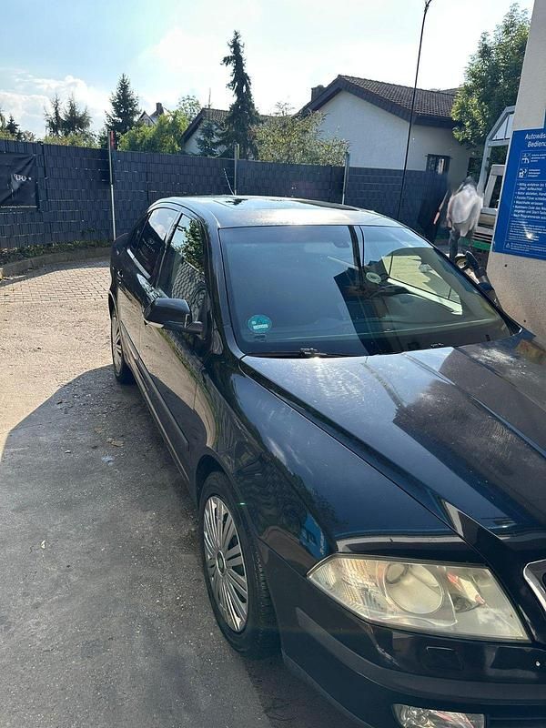 Schwarz Gebraucht 2004 Skoda Octavia Limousine | 2.200 € (Fairer Preis) - Bild 1/4