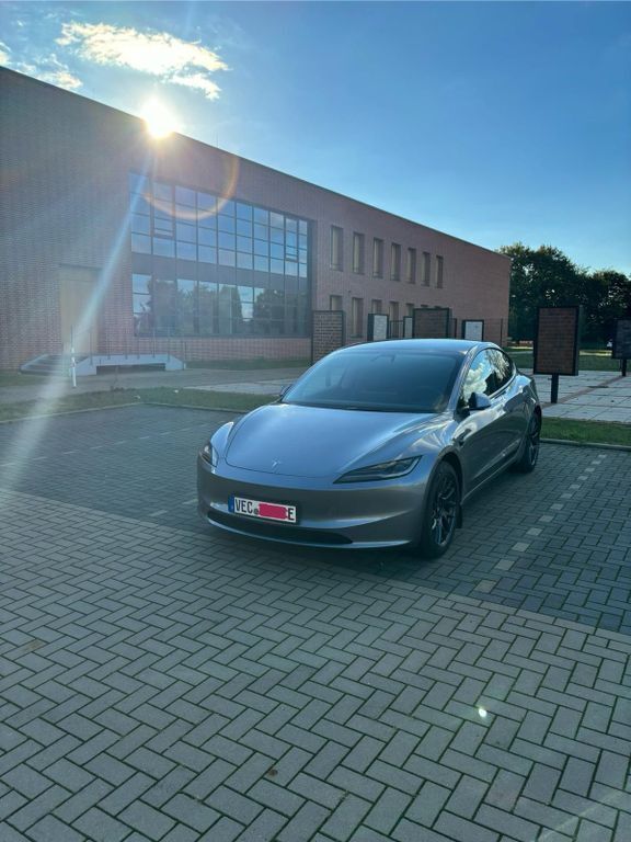 Grau Gebraucht 2024 Tesla Model 3 Limousine | 34.950 € (Fairer Preis) - Bild 1/4