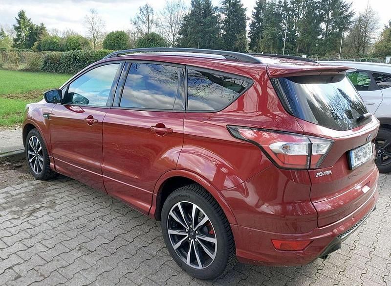 Gebraucht Ford Kuga ST-Line 150 PS (110 kW) 2019 Rot SUV