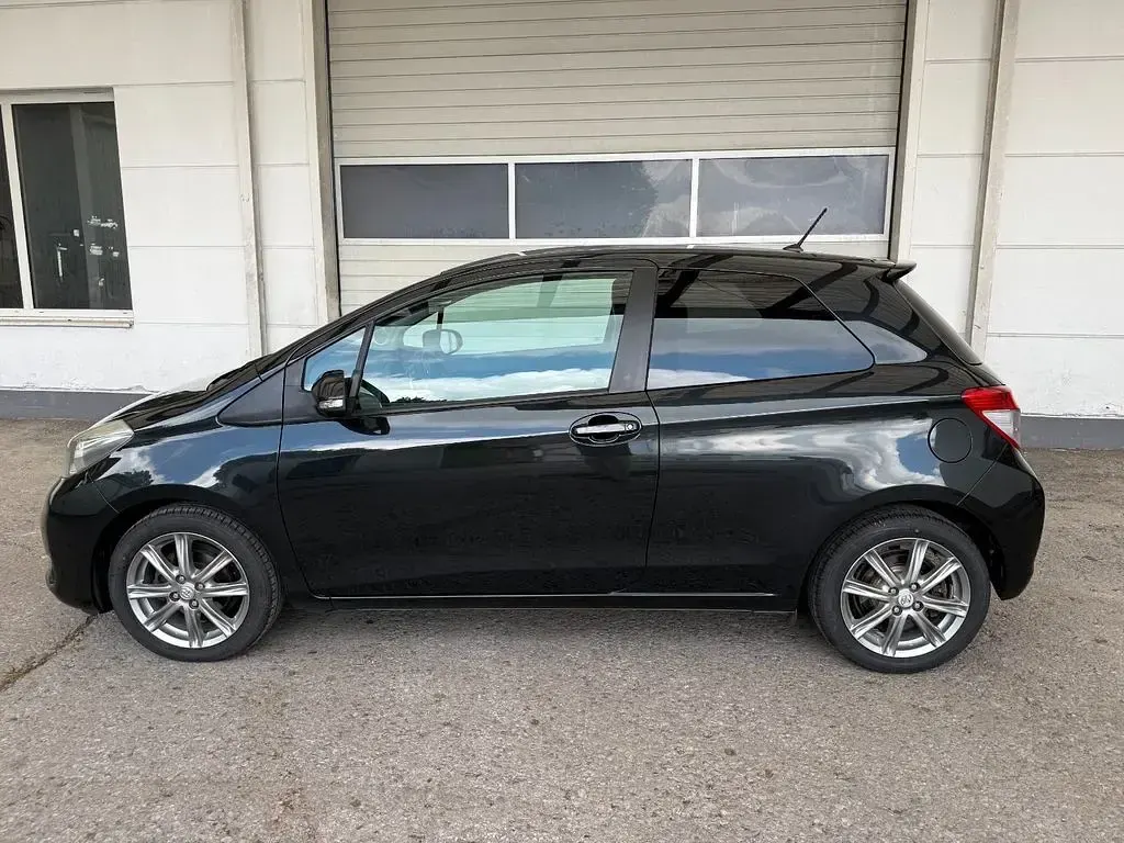 Gebraucht Toyota Yaris Club 99 PS (72 kW) 2011 Schwarz Kleinwagen