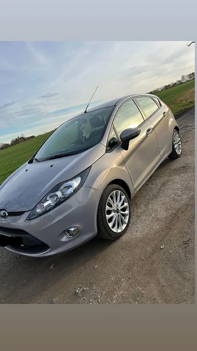 Używany Ford Fiesta Trend 60 KM (44 kW) 2012 Szary Sedan/Limuzyna