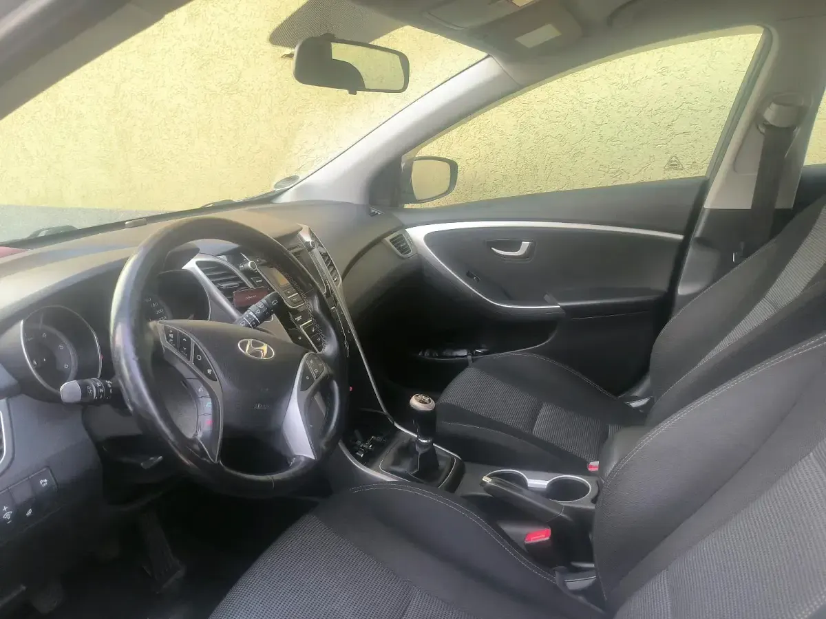 Gebraucht Hyundai i30 90 PS (66 kW) 2013 Grau Kleinwagen