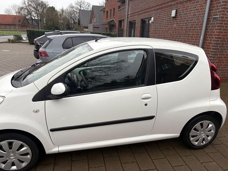 Gebraucht Peugeot 107 Active 68 PS (50 kW) 2013 Weiß Kleinwagen