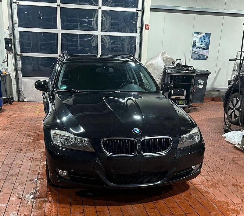 Schwarz Gebraucht 2009 BMW 320 Kombi | 2.800 € (Guter Preis) - Bild 1/4
