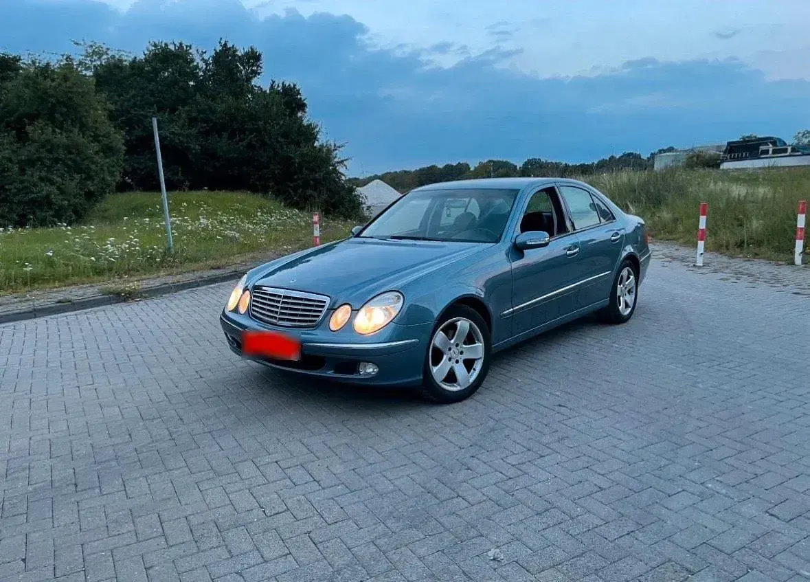 Gebraucht Mercedes E220 150 PS (110 kW) 2004 Blau Limousine