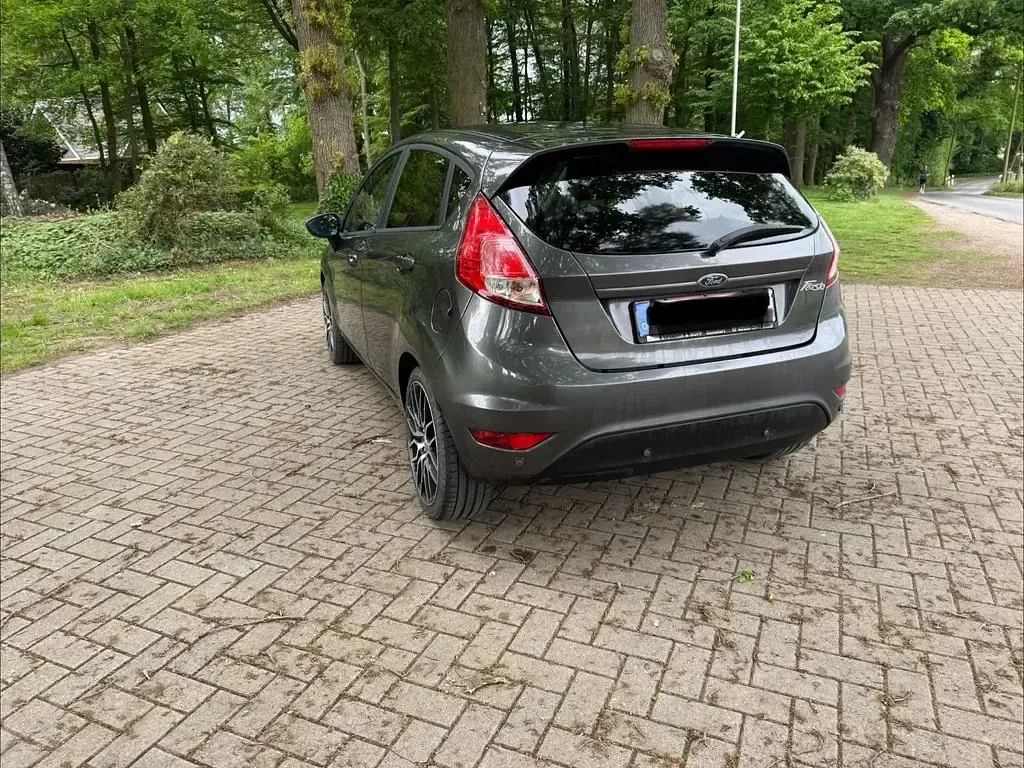 Gebraucht Ford Fiesta 80 PS (58 kW) 2017 Grau Kleinwagen