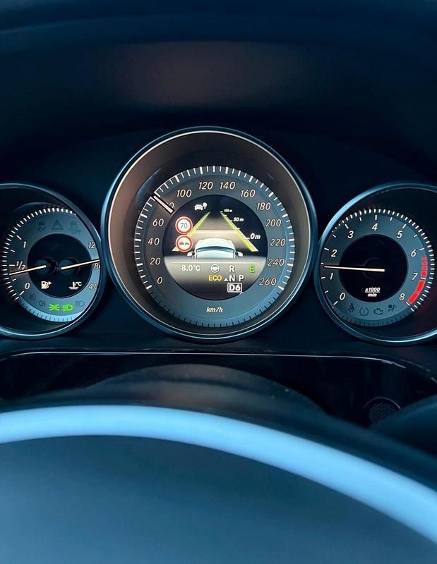 Gebraucht Mercedes E300 252 PS (185 kW) 2013 Blau Limousine