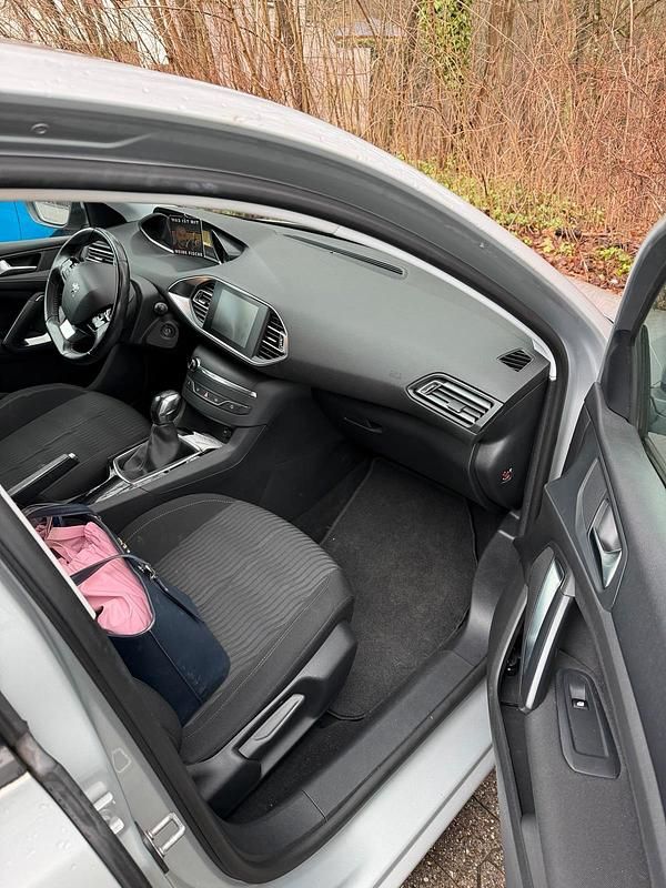 Gebraucht Peugeot 308 82 PS (60 kW) 2013 Silber Limousine