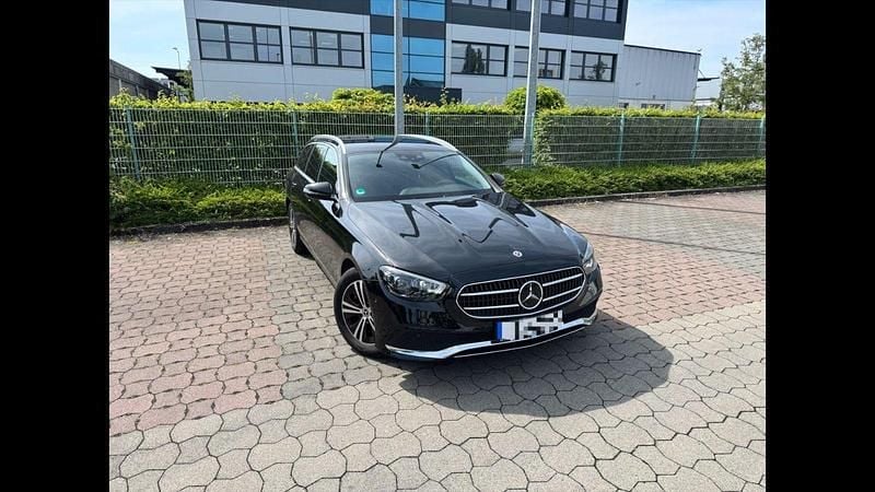 Schwarz Gebraucht 2021 Mercedes E220 Kombi | 32.999 € (Guter Preis) - Bild 1/4