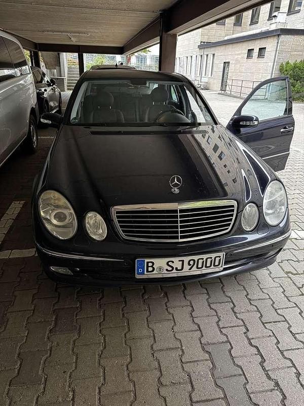 Blau Gebraucht 2003 Mercedes E320 Avantgarde Limousine | 6.200 € (Etwas zu teuer) - Bild 1/4