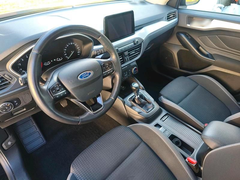 Gebraucht Ford Focus Cool & Connect 125 PS (91 kW) 2018 Schwarz Kombi