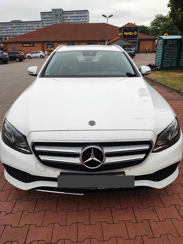Weiß Gebraucht 2018 Mercedes 220 Kombi | 15.999 € - Bild 1/4