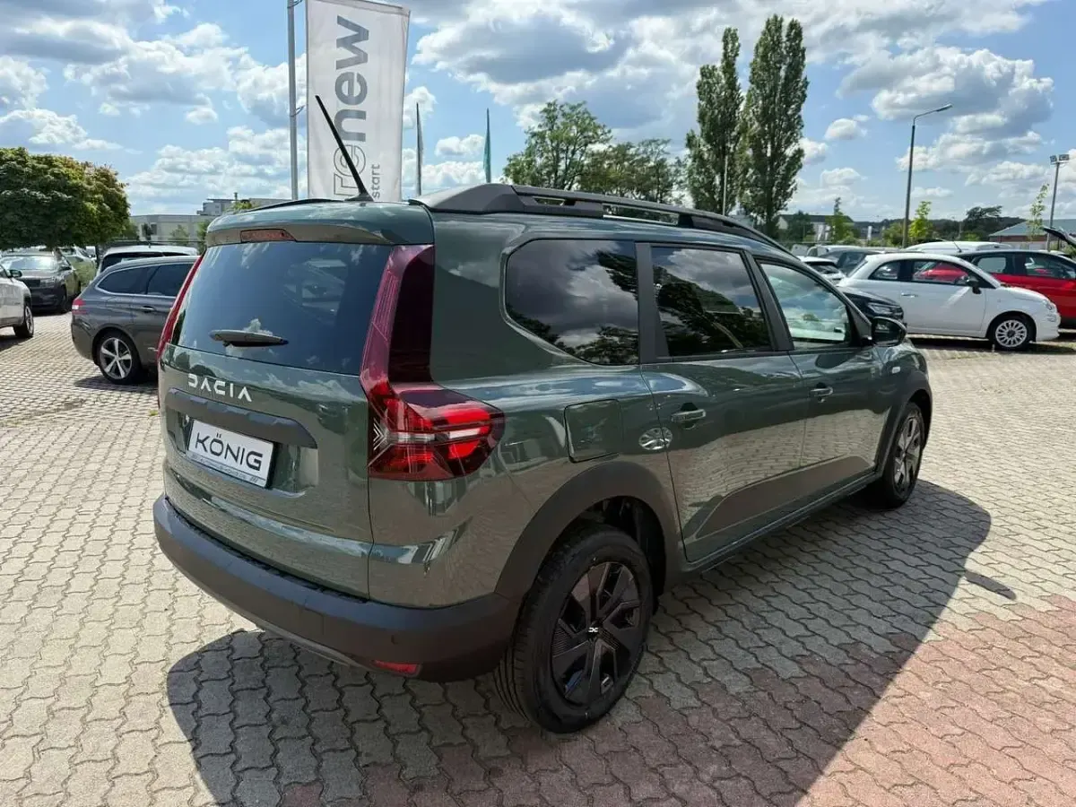 Neu Dacia Jogger Expression 110 PS (80 kW) 2025 Safarigrüngrau Van / Kleinbus