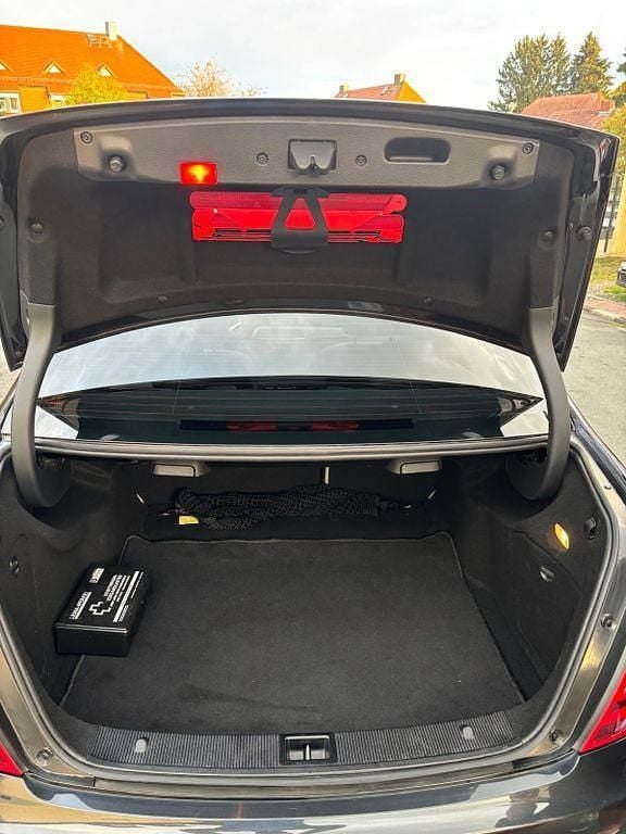 Schwarz Gebraucht 2013 Mercedes 200 Limousine | 12.900 € - Bild 1/4