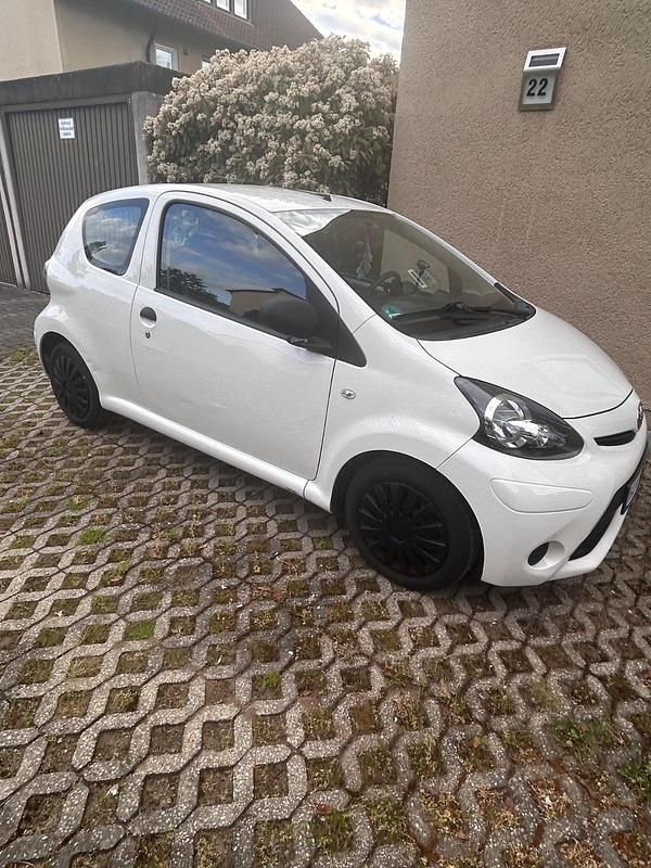Weiß Gebraucht 2014 Toyota Aygo Kleinwagen | 2.800 € (Superpreis) - Bild 1/4