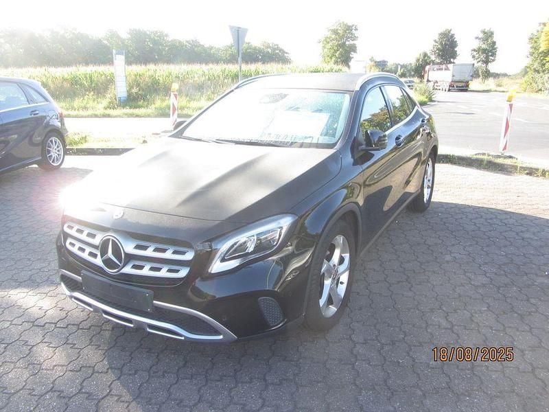 Schwarz Gebraucht 2018 Mercedes GLA180 Urban SUV | 18.800 € (Guter Preis) - Bild 1/4