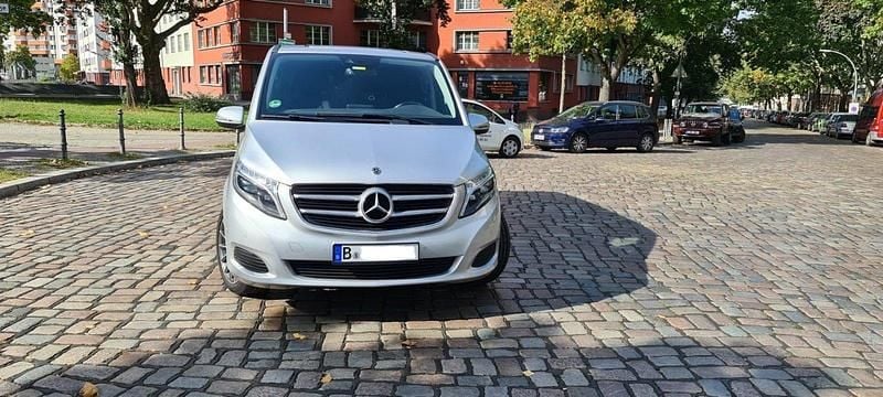 Silber Gebraucht 2017 Mercedes V220 Van / Kleinbus | 34.750 € (Teuer) - Bild 1/4
