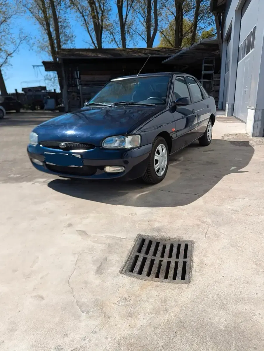 Gebraucht Ford Escort 90 PS (66 kW) 1998 Blau Limousine