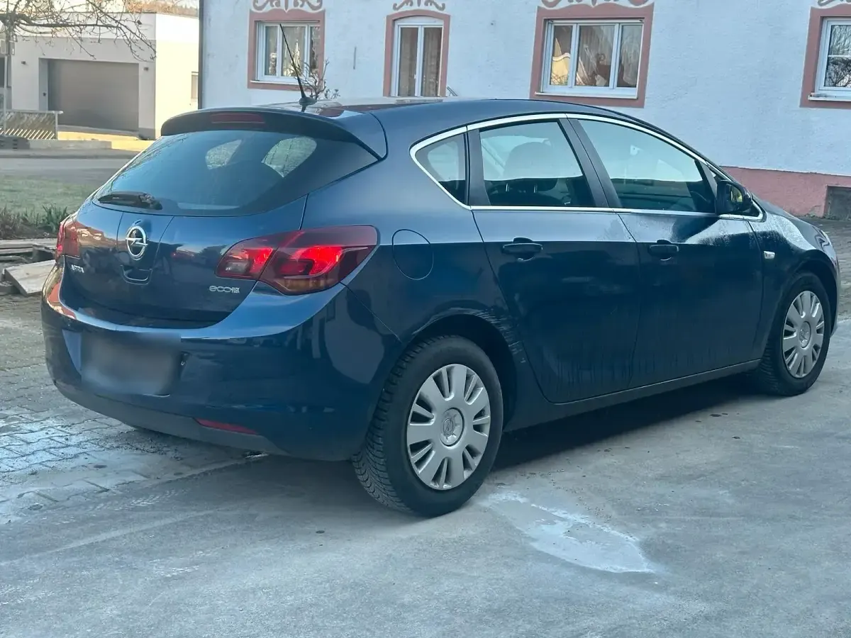 Gebraucht Opel Astra 101 PS (74 kW) 2010 Blau Limousine