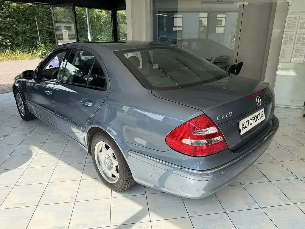 Gebraucht Mercedes E220 Elegance 150 PS (110 kW) 2004 Blau Limousine