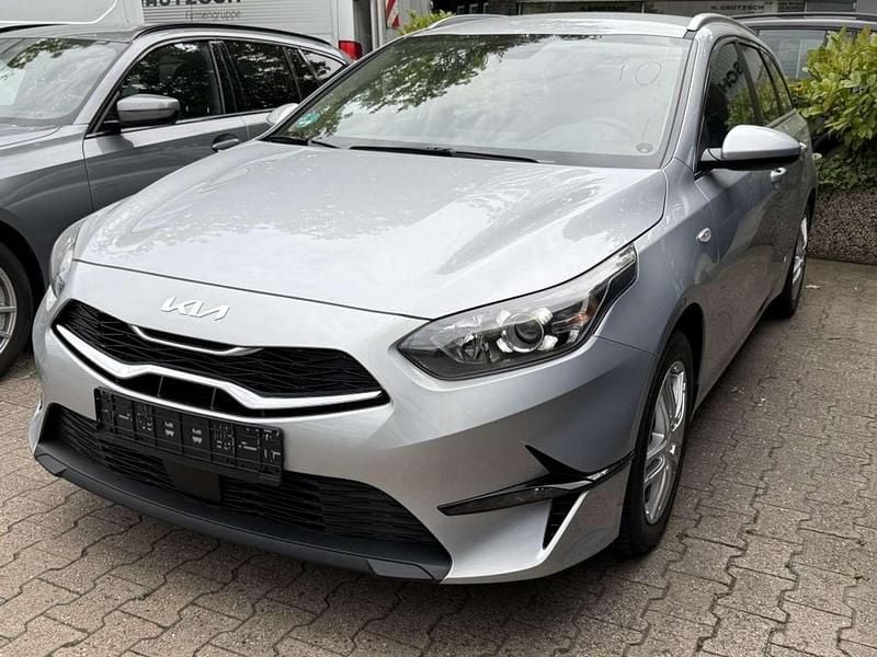 (kcs) sparklingsilber met. Neu 2024 Kia Ceed 3 Kombi | 26.950 € (Superpreis) - Bild 1/3