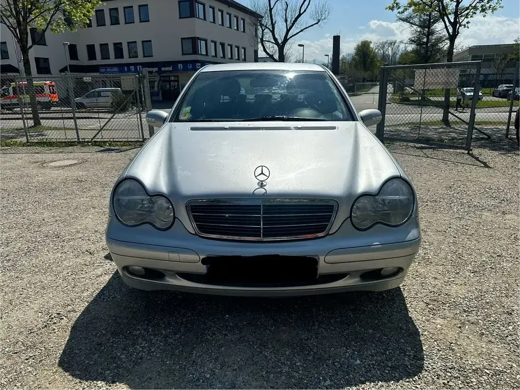 Second-hand Mercedes C200 Classic 116 CP (85 kW) 2002 Argintiu Berlinǎ