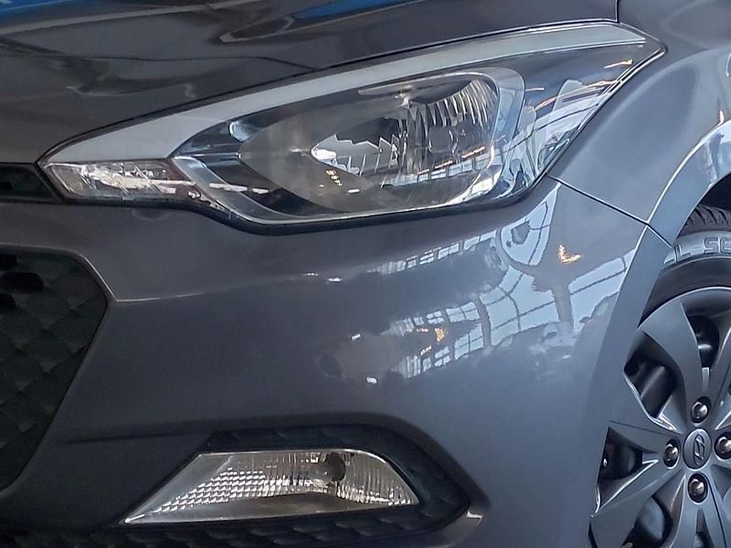 Gebraucht Hyundai i20 Trend 75 PS (55 kW) 2017 Grau Kleinwagen