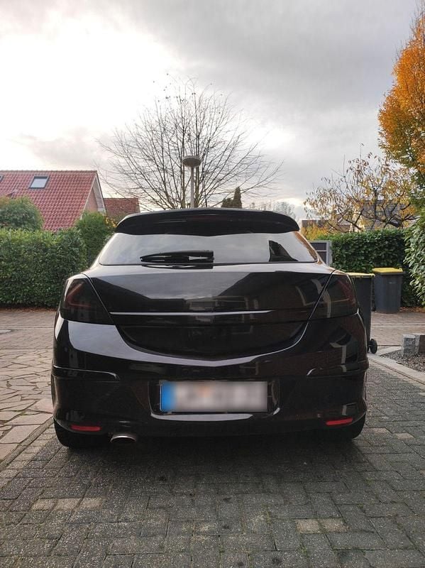 Second-hand Opel Astra 200 CP (147 kW) 2005 Negru Coupe