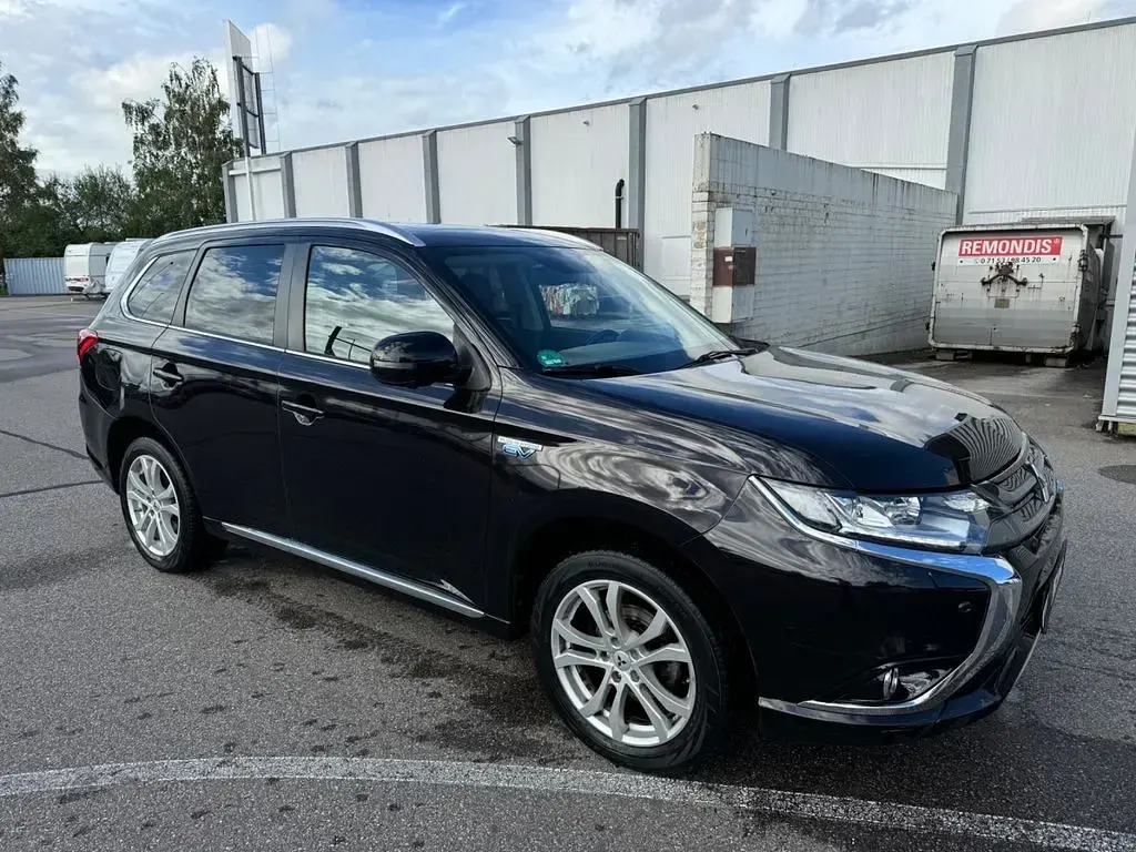 Gebraucht Mitsubishi Outlander P-HEV Top 121 PS (88 kW) 2016 Schwarz SUV