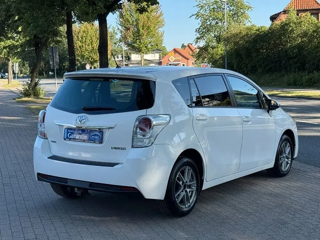 Gebraucht Toyota Verso Skyview Edition 147 PS (108 kW) 2015 Super (pure) white ii Van / Kleinbus