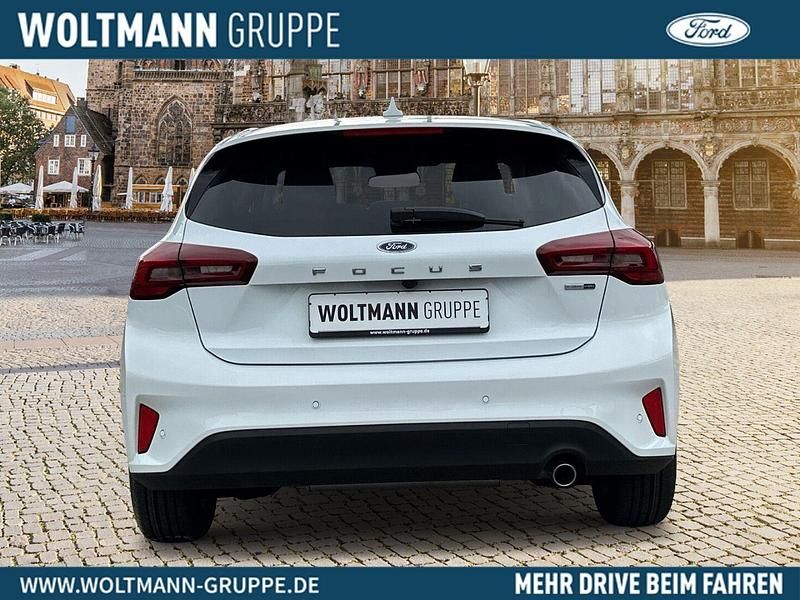 Gebraucht Ford Focus Titanium 125 PS (91 kW) 2022 Frostweiß Limousine