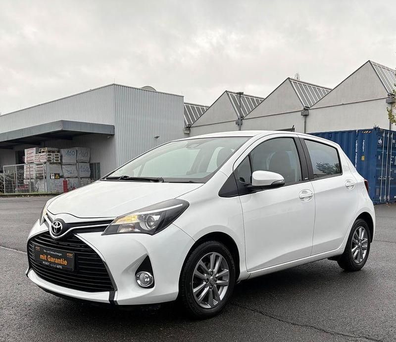 Weiß Gebraucht 2016 Toyota Yaris Edition-S Limousine | 8.990 € (Fairer Preis) - Bild 1/4