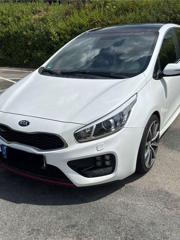 Weiß Gebraucht 2013 Kia Ceed GT-Track Limousine | 9.750 € (Fairer Preis) - Bild 1/4
