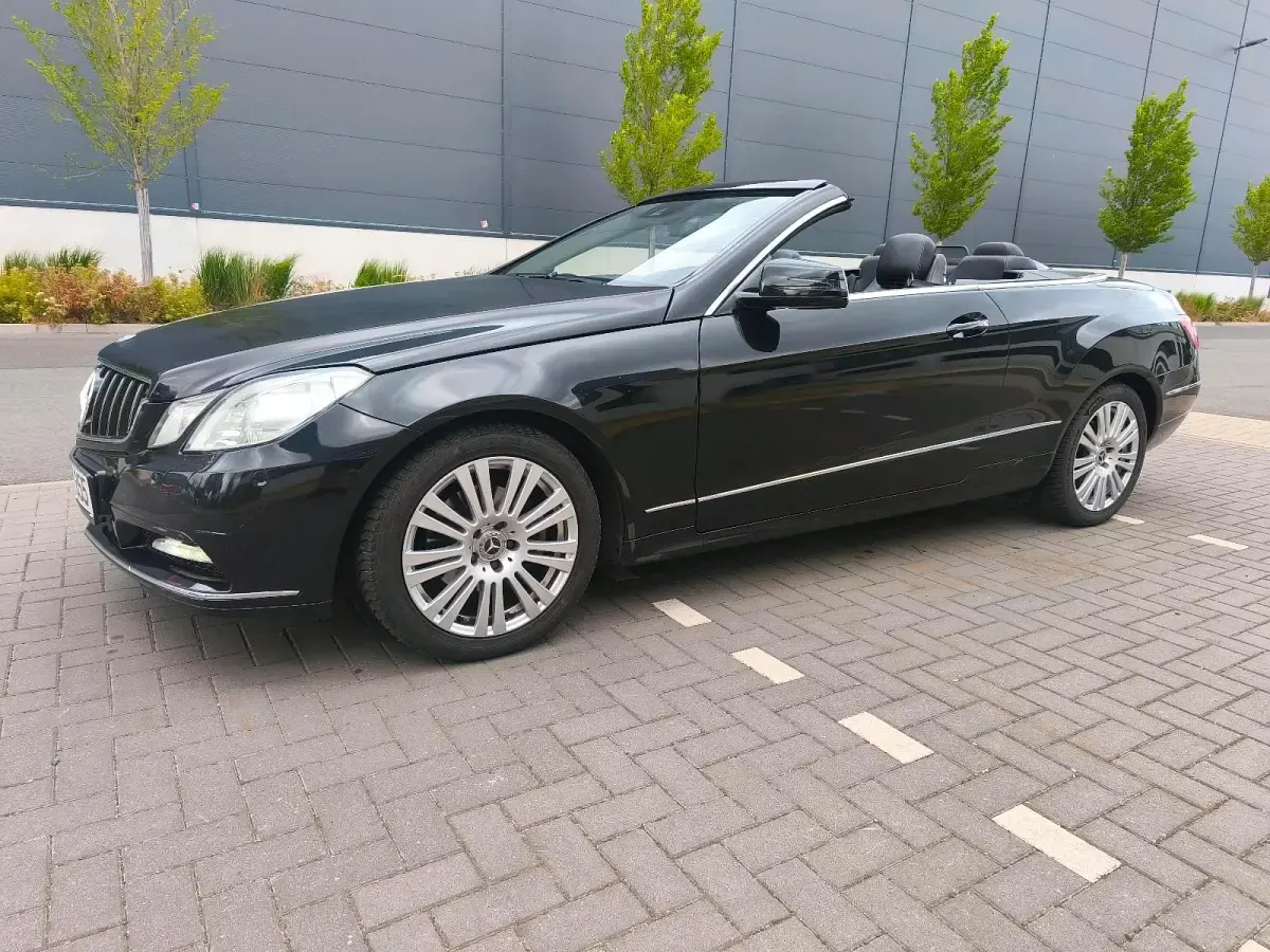 Gebraucht Mercedes E200 184 PS (135 kW) 2011 Schwarz Cabrio