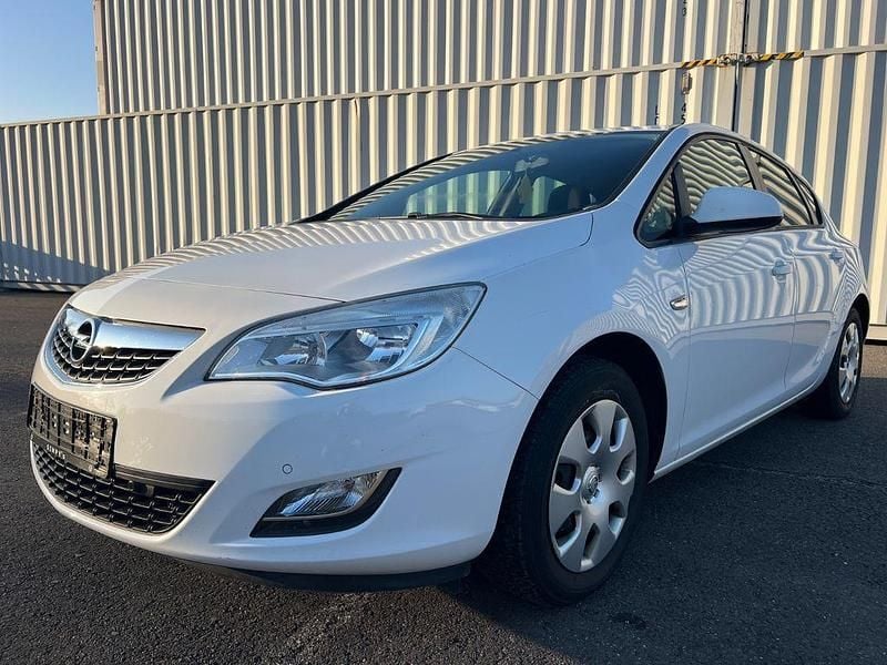 Weiß Gebraucht 2012 Opel Astra Edition Limousine | 4.299 € (Guter Preis) - Bild 1/4